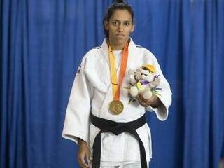Michele posa com a medalha de ouro no Parapan de 2007 (Foto: Reprodução /CBJ)