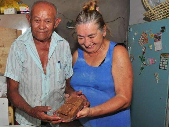 Senhor de 85 anos vive de vender pelas ruas a &quot;melhor pa&ccedil;oca do mundo&quot;