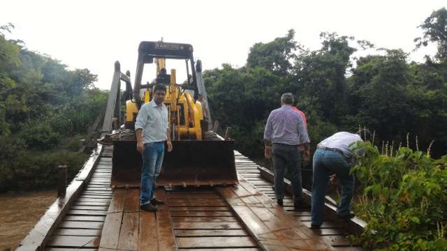 Ponte que desmoronou era &uacute;nica rota para escoar produ&ccedil;&atilde;o de moradores