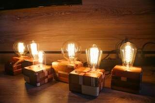 Cada luminária custa entre R$ 230 e R$ 250 reais, feitas em madeira, é possível regular a intensidade da luz (Foto: Paulo Francis)