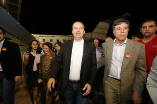 Campos no aeroporto caminhando ao lado do prefeito Murilo Zauith (Foto: Marcelo Victor)