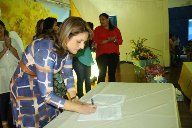 Ap&oacute;s pol&ecirc;mica, primeira-dama assume presid&ecirc;ncia do Instituto Mirim
