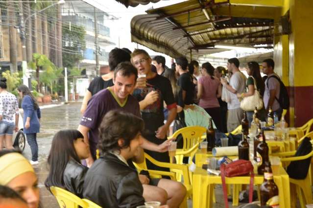 Sob chuva, alunos da UFMS fazem trote, mas nem todos cortam cabelo