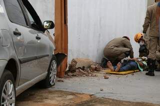 Veículo desgovernado subiu na calçada, atingiu estudante e bateu no muro da residência. (Foto: Fernando Antunes)
