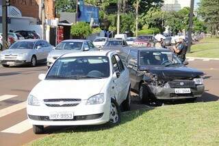 Carros param no canteiro central da avenida Afonso Pena após colisão. (Foto:Marcos Ermínio)  