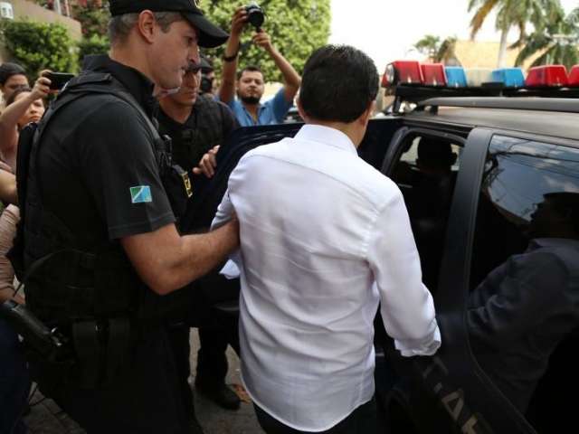 Em sess&atilde;o que durou 4 minutos, TJ adia em 20 dias julgamento de Olarte