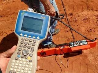 Condutivímetro – aparelho que mede a condutividade eletromagnética do solo. (Foto: Adriano Fernandes)