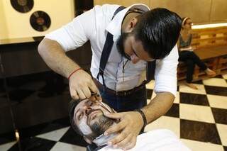 Jorge começou a fazer a barba de amigos até decidir abrir a barbearia (Foto: Gerson Walber)