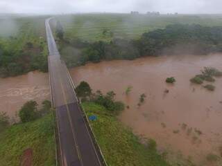 População de Sete Quedas fica com medo de que rio possa ficar atingir a ponte deixando moradores isolados (Foto: Reginaldo Covre de Freitas)