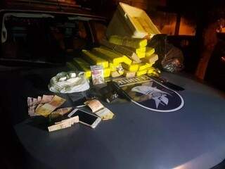 Policiais encontraram tabletes de maconha, porões d(Foto/Divulgação: PM)