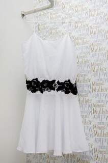 Vestido branco com detalhe em preto da Armazém sai por R$ 50,00. (Foto: Vanessa Tamires)