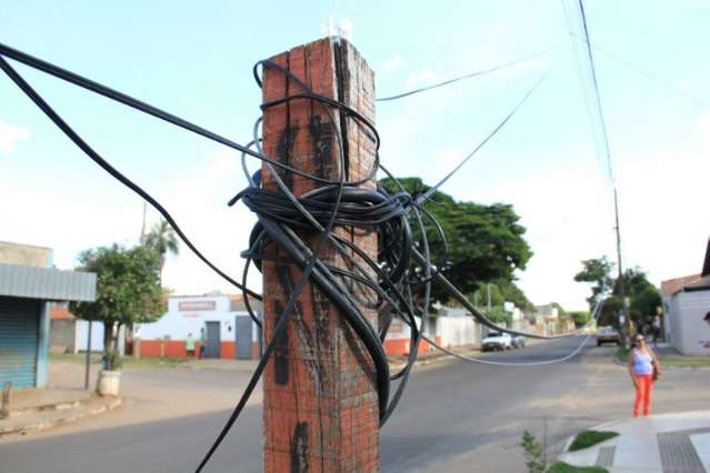 Ponto de &ocirc;nibus &ldquo;ganha&rdquo; emaranhado de fios e causa transtorno no Tiradentes 