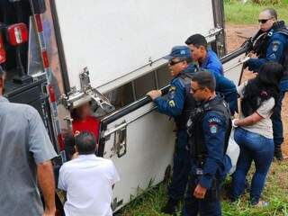 Alguns moradores ainda estavam dentro do caminhão quando a polícia chegou (Foto: Da Hora Bataguassu)
