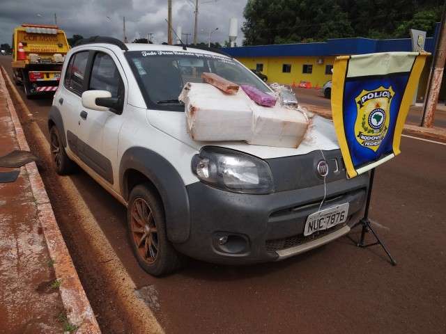 Traficantes fogem a p&eacute; e abandonam carro com 200 quilos de maconha