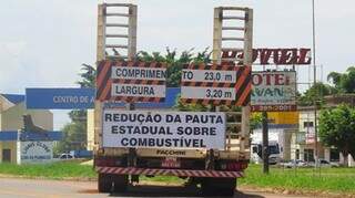 Caminhoneiros bloqueiam desde ontem rodovias de Mato Grosso do Sul em protesto pela diminuição da pauta fiscal sobre o óleo diesel. 