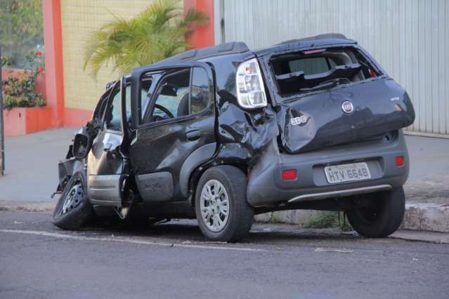 Caminhonete despenca em pedreira após acidente com Uno