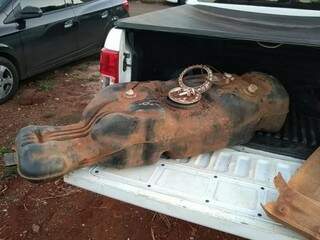 Droga estava no tanque de combustível e foi encontrada por cães farejadores (Foto: Adilson Domingos)