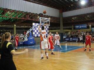 Copa de basquete fecha rodada com duas partidas neste domingo