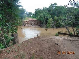 Ponte do Garimpinho, sobre o rio Coxim, em Rio Verde, foi levada pela água. (Foto: Rio Verde MS)