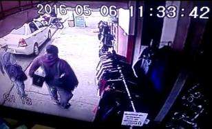 Imagens mostram dupla suspeita de assaltar ag&ecirc;ncia dos Correios