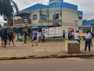 Estudantes estendem faixa em frente ao prédio da reitoria em protesto (Foto: Clayton Neves)