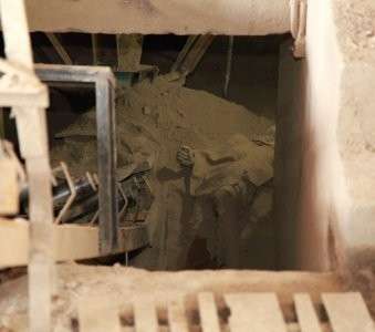 Jovem de 18 anos morre soterrado ao cair em m&aacute;quina de argila