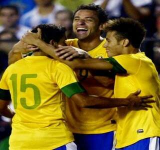 Com a camisa 15, Jean comemora gol com Fred e Neymar (Foto: Juan Mabromata/AFP)