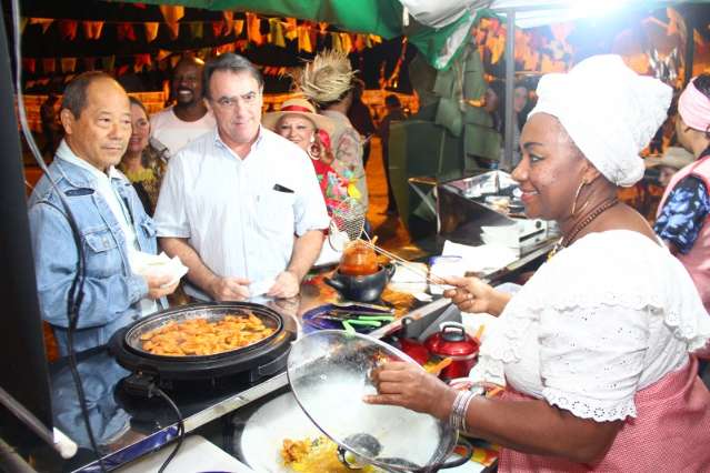 Com forr&oacute; e cheiro de quent&atilde;o, quadra da Igrejinha vira arraial do Cord&atilde;o Valu 