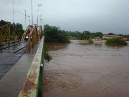 Em Aquidauana rio atinge quase 9 metros e desabriga cerca de 30 famílias