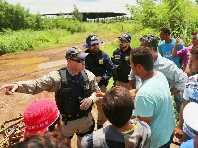 Catadores liberam parcialmente trecho de rodovia, ap&oacute;s fila de 10 km