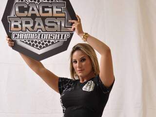 Fora dos tatames, Vanessa foi eleita Cage Girl em evento disputado em maio na Capital. (Foto: Divulgação)