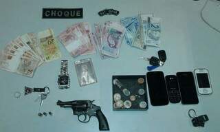 Dinheiro, armas e celulares apreendidos pela PM (Foto: Direto das Ruas)