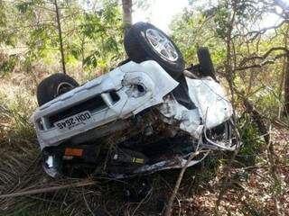 Carro ficou destruído e condutor teve traumatismo craniano (Foto: Ângela Bezerra/Edição de Notícias)