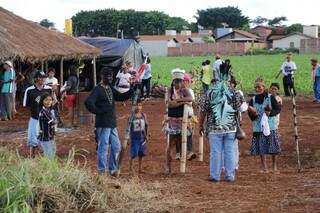 Índios reunidos hoje à tarde em terreno invadido, no perímetro urbano de Dourados (Foto: Eliel Oliveira)