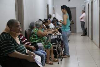 Pacientes aguardam consultas no Hospital do Pênfigo, para fazer cirurgias de ortopedia (Foto: Marcos Ermínio)