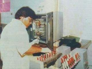 Ermínio, há muitos anos, trabalhando no Laboratório. (Foto: Acervo Pessoal)