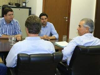 Diretores da empresa apresentam plano de energia para o Pantanal ao governador Reinaldo Azambuja (Foto: Edemir Rodrigues/Divulgação)