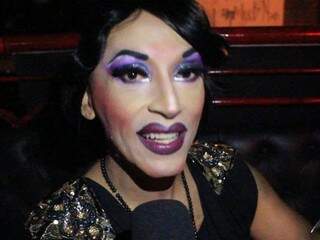 Em cidade com mais drag queens que SP, a mais antiga completa 26 anos na ativa 
