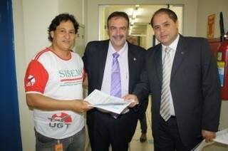 Tabosa entrega documentação referente a dívida da prefeitura à CPI do Calote (Foto:divulgação)