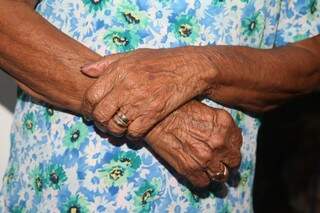 A mão direita carregou a aliança dela ao lado da do marido nos últimos 20 anos (Foto: Paulo Francis)