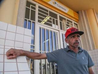 Jair Marcel Soares, 47 anos, em frente ao Correios no Centro (Foto: Fernando Antunes)