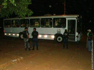 Polícia teve que usar ônibus para o transporte dos adolescentes que estavam na festa. (Foto: Rádio Caçula)