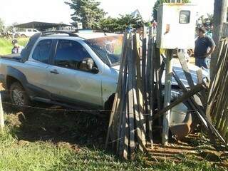 O motorista perdeu o controle da direção e colidiu com a cerca de uma casa (Foto: Jatoba News/Odair de Oliveira)