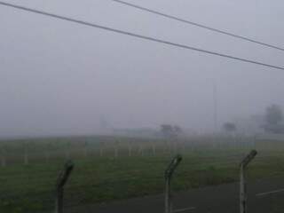 Pista de decolagem do Aeroporto Internacional foi tomada pela nebulosidade (Foto: Direto das Ruas)