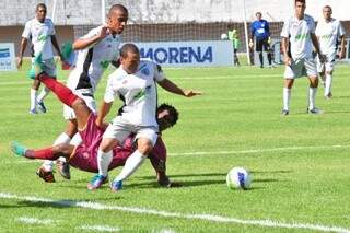 Jogadores do Corumbaense em campo durante partida contra o Itaporã no Morenão (Foto: Arquivo/Luciano Muta)