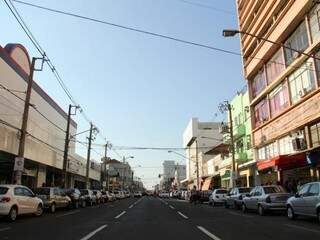 Rua 14 de Julho, no Centro de Campo Grande; número de empresas abertas foi baixo em abril (Foto: Arquivo)