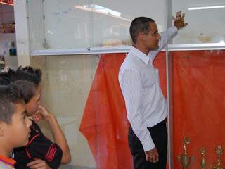 Professor idealizador do projeto mostra o que já foi feito com a venda dos materiais. Um local para exibir os troféus da escola. (Foto: Pedro Peralta)