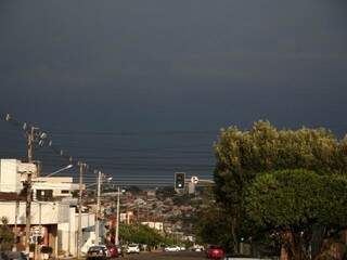 Tempo fechado ontem em Campo Grande anunciava a chegada do temporal (Foto: Marcos Ermínio)