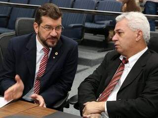 Deputados Pedro Kemp (PT) e Cabo Ami (PT) durante sessão (Foto: Victor Chileno/ALMS)