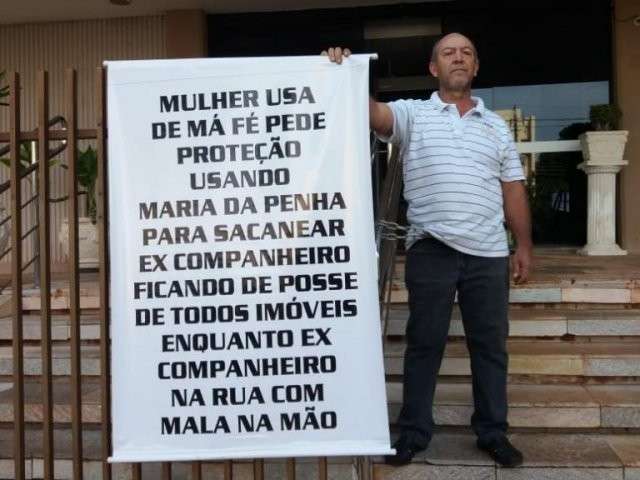 Comerciante deixa f&oacute;rum, ap&oacute;s horas de protesto contra a ex-mulher 
